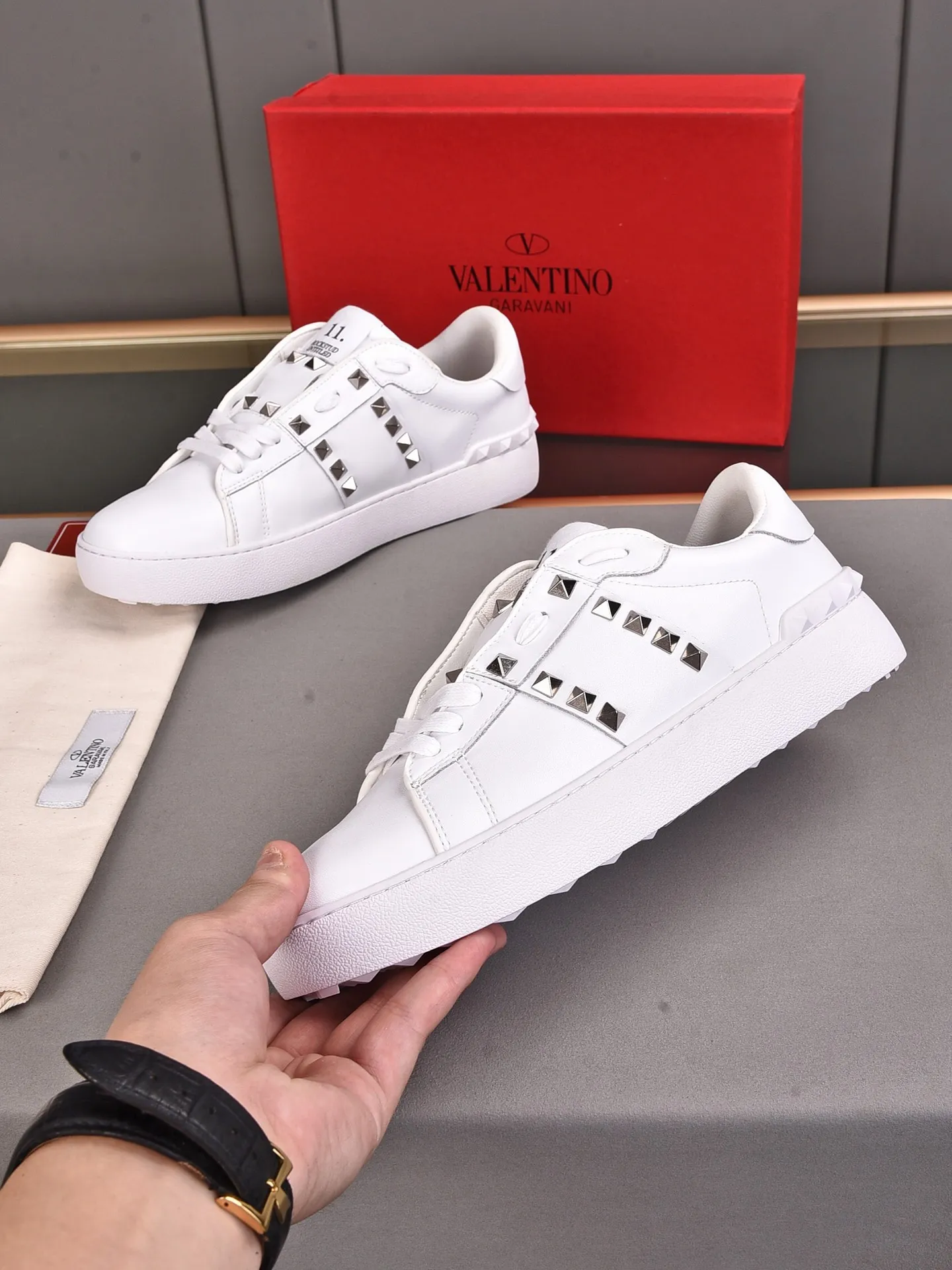 Men's shoes 440💰 (men and women couples) Valentino classic color matching series casual shoes. Made with heavy craftsmanship, good products pay attention to every detail. A must-have trendy item that can be worn all year round, it has been worn by many celebrities and Internet celebrities~~Imported cowhide surface, unique design concept, sheepskin lining, counter quality. Women’s clothing 35-40. Men’s clothing 39-44, 45-46 (returns and exchanges are not supported for custom-made items)